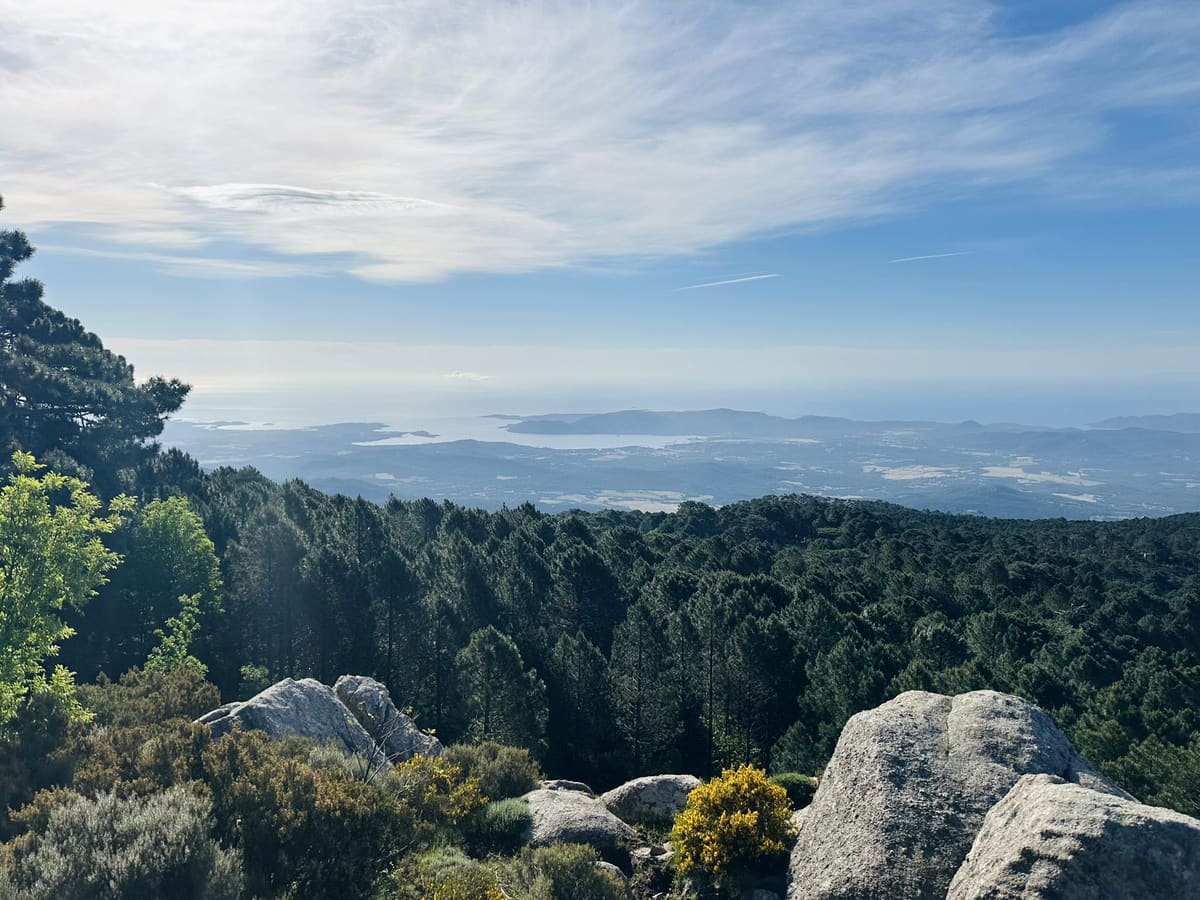 Vue panoramique depuis les hauteurs du GR20 sur les montagnes corses et la côte