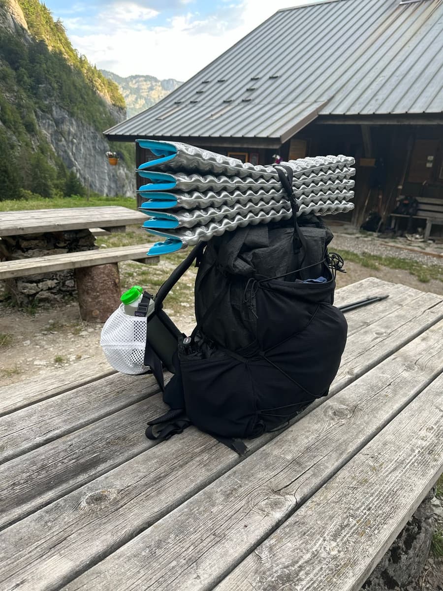 Sac à dos ultralight sans armature devant un refuge dans les Alpes